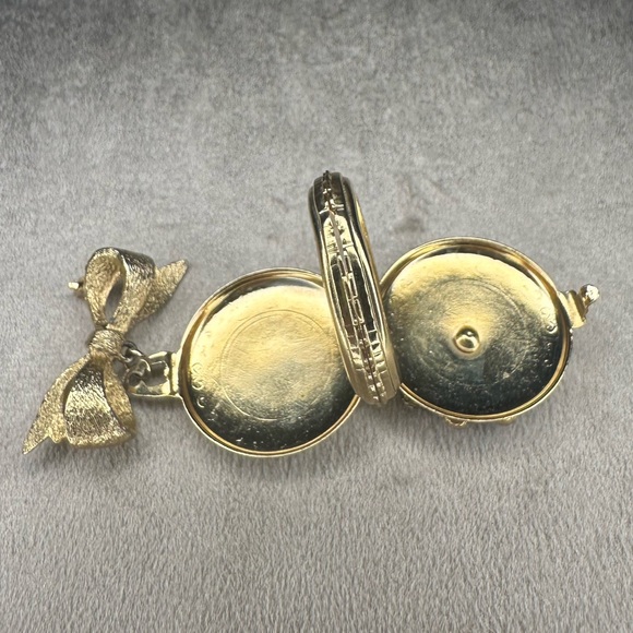 Vintage Brooch Set with Butterfly and Floral Designs - Picture 5 of 5